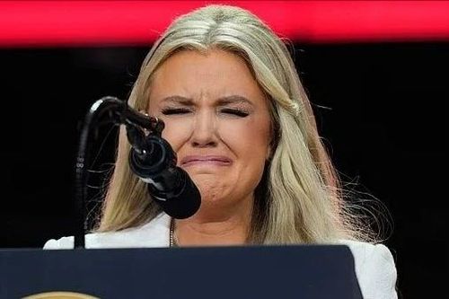 Hoa hậu Mỹ ôm Tổng thống Trump khóc trong lễ tưởng niệm