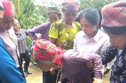 Hàng trăm người xuyên đêm tìm cụ bà lạc trong rừng khi đi hái dược liệu