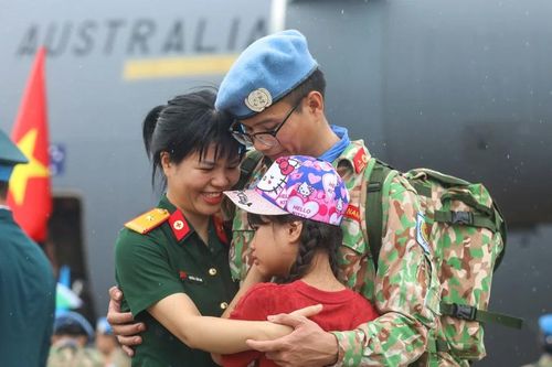 Xúc động khoảnh khắc lên đường làm nhiệm vụ của các 'sứ giả hòa bình'