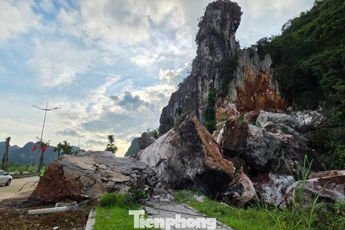 Núi đá bất ngờ đổ sập xuống đường bao biển ở Quảng Ninh