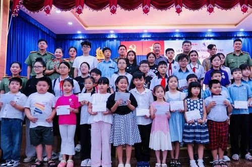 Sau Hà Nội, Tân Hiệp Phát tiếp tục bảo trợ con em cán bộ chiến sĩ công an có hoàn cảnh khó khăn tại TP HCM