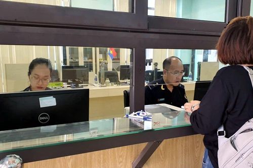 Người Việt ra nước ngoài công tác mới biết đang nợ thuế, có bị cấm nhập cảnh?