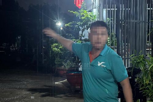 Tài xế kể phút sinh tử khi xe điện bị nước cuốn trôi