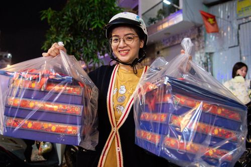Tiệm bánh Trung thu '3 không' ở TPHCM, khách chen lấn chờ mua