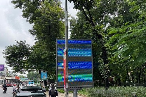 Biển quảng cáo lạ lùng trên vỉa hè ở Hà Nội, người đi bộ chật vật lách qua