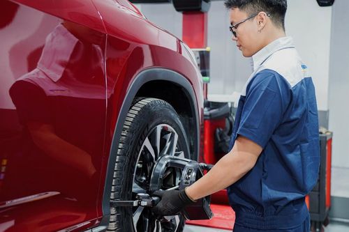 Thay lốp xe mới, có cần tốn thêm tiền để chỉnh độ chụm, cân bằng động?