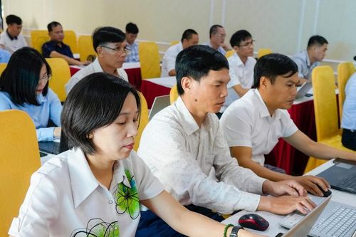 Trang bị kiến thức, kỹ năng công nghệ thông tin cho cán bộ cấp xã ở Nghệ An