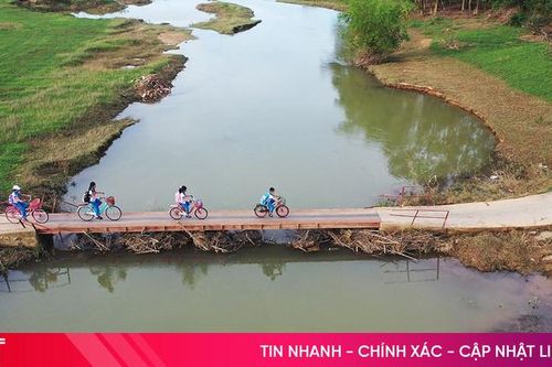 Tai nạn 'rình rập' khi qua cầu sắt xuống cấp ở xã Cẩm Duệ