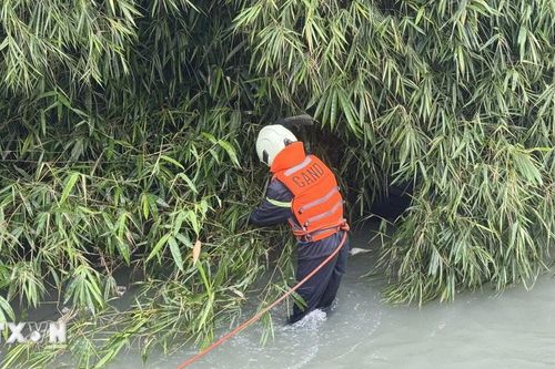 Đồng Nai: Ôtô bị nước cuốn trôi khi đi qua cầu Lộc Lâm, tài xế thoát nạn