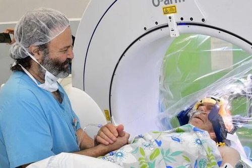 Israel: Phẫu thuật não bằng phương pháp thôi miên bệnh nhân