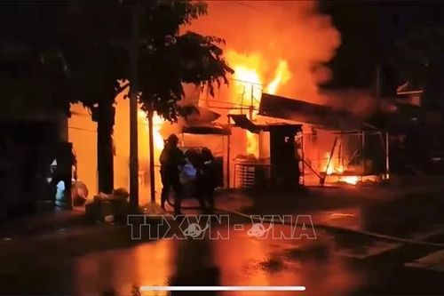 Cháy lớn chợ Xuân Thới Sơn trong đêm, nhiều kiốt bị thiêu rụi