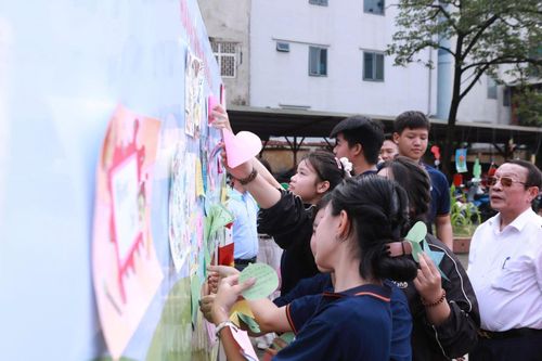 Học sinh 'chất vấn' ban giám hiệu làm thế nào để cảm thấy hạnh phúc hơn