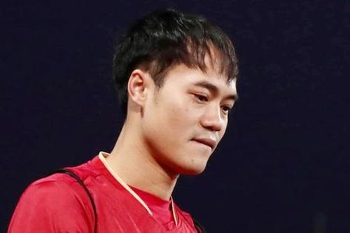 Tiền đạo Văn Toàn khoe vừa 'đập hộp' chiếc điện thoại đắt đỏ, danh tính người thanh toán gây bất ngờ