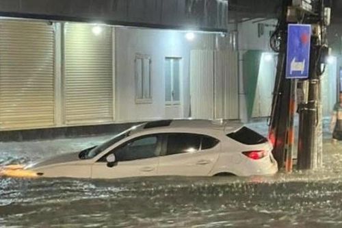 Mưa lớn kéo dài, người dân Đồng Nai vật lộn trong biển nước