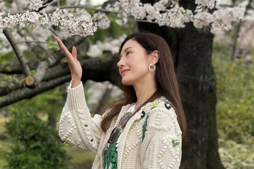Bắt gặp Hoa hậu giải nghệ, được chu cấp 7 tỷ/tháng sống như bà hoàng