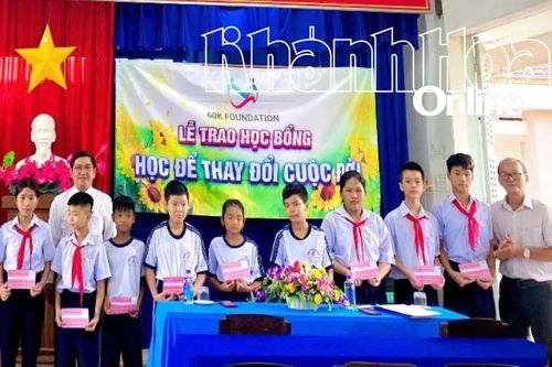 Trao 60 suất học bổng cho học sinh có hoàn cảnh khó khăn