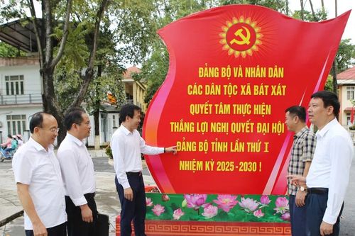 Trưởng ban Tuyên giáo và Dân vận Tỉnh ủy Dương Đức Huy kiểm tra công tác tuyên truyền, khánh tiết tại xã Bát Xát