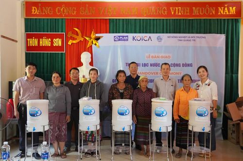Trao thiết bị lọc nước cho đồng bào dân tộc thiểu số