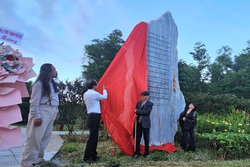 'Nối vòng tay lớn' vang vọng bên sông Hương