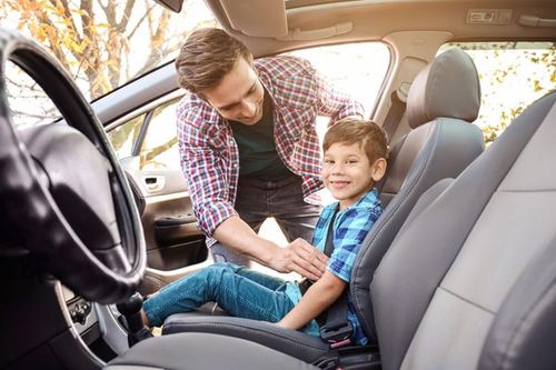 Quy định mới: Trẻ dưới 10 tuổi không được ngồi ghế trước ô tô từ năm 2026