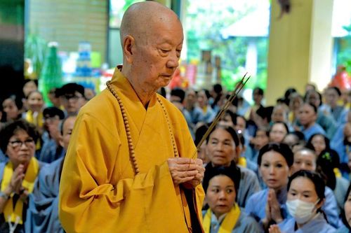 Hàng ngàn Phật tử đến chùa Huê Nghiêm cầu nguyện trong đàn tràng chẩn tế hoàn mãn Pháp hội Địa Tạng