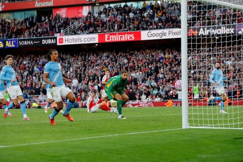 Martinelli hóa người hùng, Arsenal thoát thua trước Man City