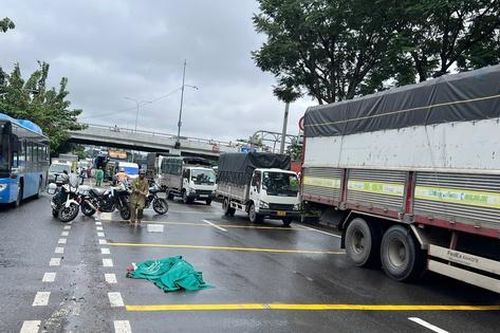 Người đàn ông đứng trên vỉa hè bất ngờ lao vào xe container, tử vong tại chỗ