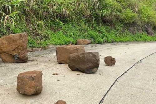 Quảng Ngãi: Tỉnh lộ liên tục 'hứng' đá tảng từ núi cao rơi xuống, nguy cơ tai nạn