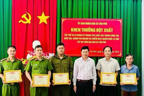 Khen thưởng các thành viên tham gia giải cứu bé gái 6 tuổi ở Tây Ninh