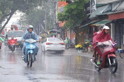 Hà Nội nắng gián đoạn về trưa, mưa dông vào chiều tối