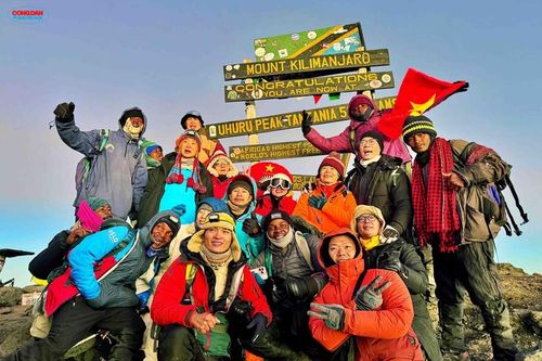 Đường lên đỉnh Kilimanjaro: Lời thì thầm từ 'Nóc nhà châu Phi'