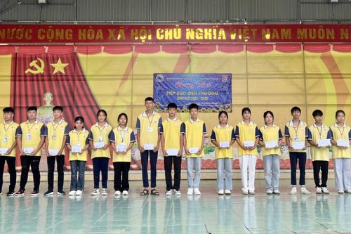 Chi đoàn Đồn Biên phòng Quang Long phối hợp tổ chức Chương trình 'Tiếp sức em đến trường'