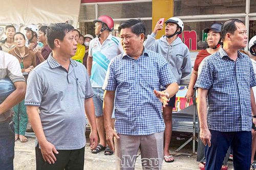 Phó Chủ tịch UBND tỉnh trực tiếp chỉ đạo chữa cháy tại Năm Căn