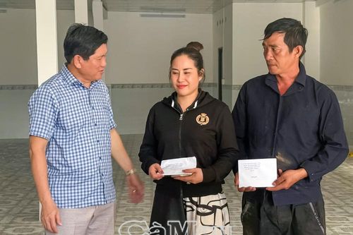 Phó Chủ tịch UBND tỉnh Lê Văn Sử thăm, hỗ trợ hộ dân bị thiệt hại do cháy