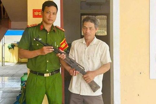 Đi cày ruộng, một nông dân tá hỏa phát hiện… súng AK-47! Câu chuyện khó tin nhưng có thật