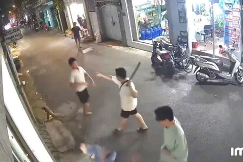 Đã xác định được 2 thanh niên cầm gậy đuổi đánh người đàn ông đến ngất xỉu ở TPHCM