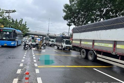 Người đàn ông bất ngờ chạy bộ ra đường, bị xe container cán tử vong