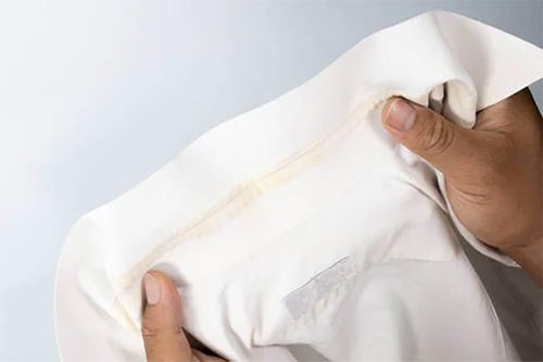 Mẹo tẩy vết ố vàng trên cổ áo trắng
