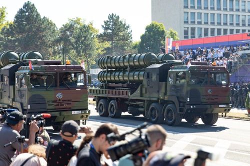Khí tài Trung Quốc được phô diễn tại cuộc duyệt binh của Serbia