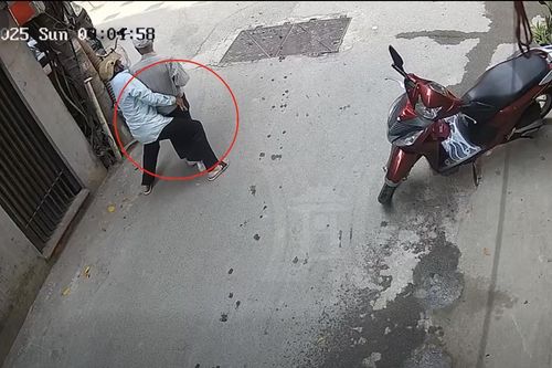 Cụ ông bị khống chế, cướp ví tiền giữa ban ngày ở Hà Nội