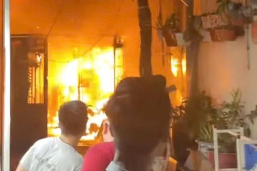 Cháy nhà trong ngõ sâu ở Hà Nội, 1 người bị thương
