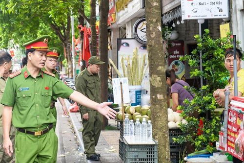 Dẹp bỏ chợ 'cóc', chợ 'tạm':Quyết tâm giải bài toán khó