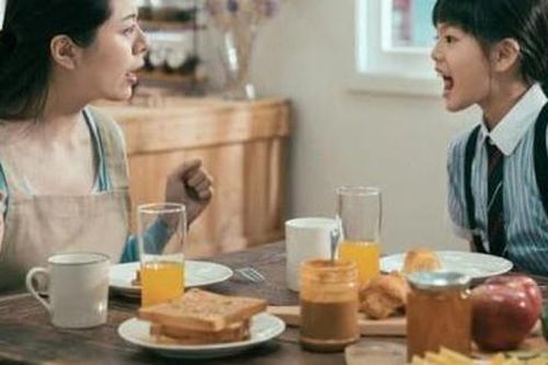Khi nghe người mẹ nói với con ở quán ăn, tôi bỗng hiểu ra: Vì sao có những người cả đời không thể giàu lên được