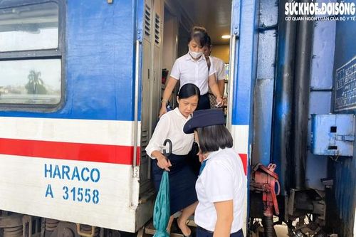 Ngày đầu tiên cán bộ Hải Phòng đi làm bằng tàu hỏa