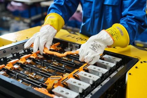 Thấy gì từ chiến lược tái công nghiệp hóa của EU?