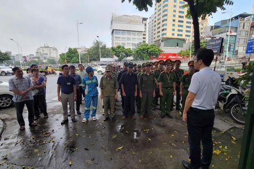 Quyết liệt dẹp chợ tạm Ngọc Khánh