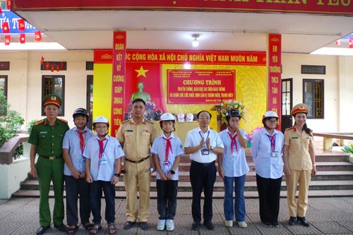 Công an xã Quảng Oai với những giải pháp giữ thông thoáng cổng trường học
