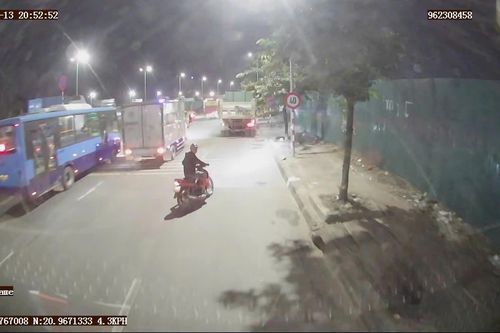 Ô tô cán qua người, tài xế chỉ biết khi người dân hô hoán