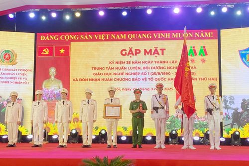 Trung tâm Huấn luyện số 1, Bộ Tư lệnh Cảnh sát cơ động đón nhận Huân chương Bảo vệ Tổ quốc hạng Ba