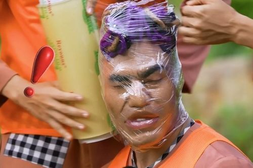 Trò lấy màng bọc thực phẩm quấn kín mặt Lê Dương Bảo Lâm gây phẫn nộ